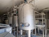 une photo d'une grande cuve en acier inoxydable dans une usine
