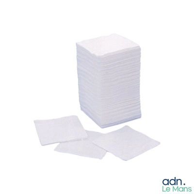 une pile de serviettes blanches empilées les unes sur les autres