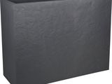 une jardinière rectangulaire noire sans poignées sur fond blanc