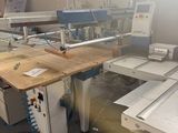 une photo d'un atelier d'usinage où se trouvent de nombreuses machines