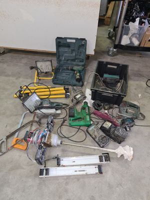 a lot of tools that are laying on the floor