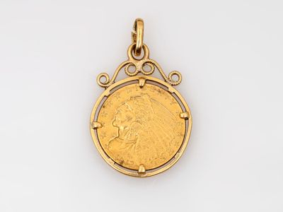 un pendentif en forme de pièce d'or sur lequel est représentée une femme