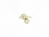 gros plan d'une bague en or ornée de deux diamants