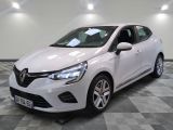 la voiture blanche est garée sur un carrelage à carreaux