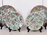 paire d'assiettes chinoises de style « famille » sur socles