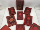 un tas de livres rouges posés sur une table blanche