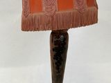 une lampe posée sur une table à côté d'un cordon