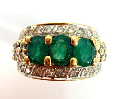 une photo en gros plan d'une bague sertie de trois émeraudes