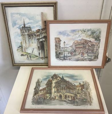 deux aquarelles encadrées représentant des bâtiments anciens, posées sur une table