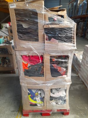une pile de boîtes emballées dans du plastique