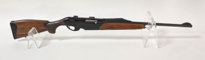 gros plan d'un fusil jouet sur une surface blanche