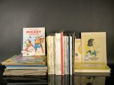 un grand nombre de livres posés sur une table