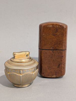 une petite boîte et un petit récipient posés l'un à côté de l'autre