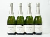 quatre bouteilles de champagne sont alignées sur une surface blanche