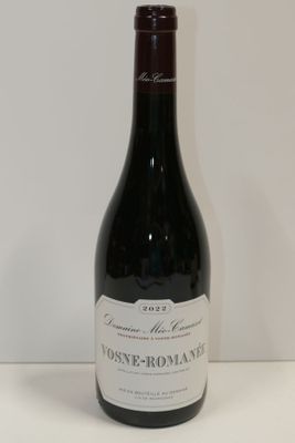 une bouteille de vin posée sur une table