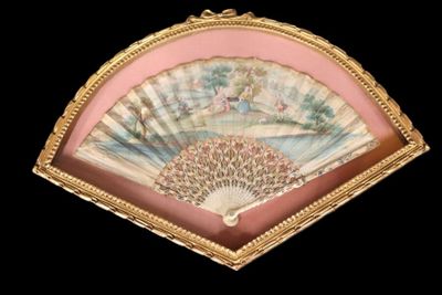 Eventail en os à dix-neuf brins sculpté et émaillé, feuille … - Photo 1