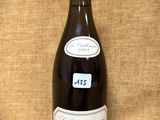 une bouteille de vin posée sur une table