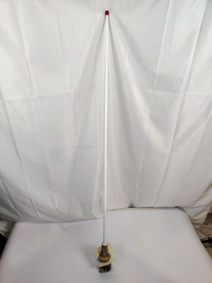 un gros plan d'une table blanche recouverte d'une nappe blanche