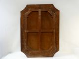 un vieux meuble en bois surmonté d'une porte en verre