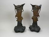 deux vases placés côte à côte