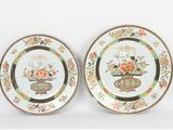deux assiettes à motifs floraux sur une surface blanche