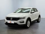 une Volkswagen T-Cross blanche garée dans une pièce blanche