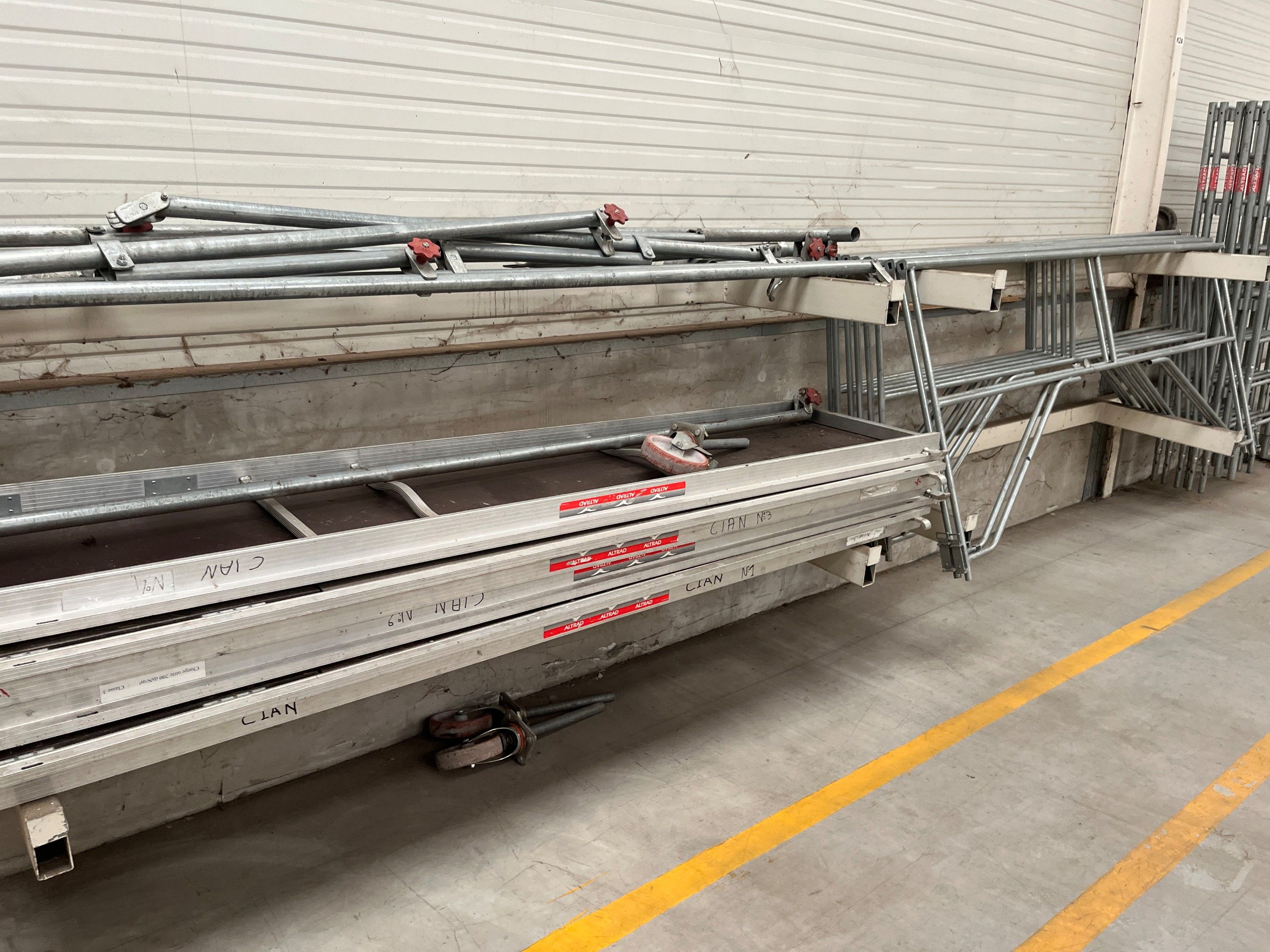 un échafaudage en aluminium sur roulettes ALTRAD 8*3*0.