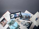 un lot de cartes posées sur une table