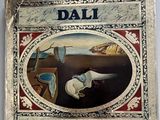 une photo d'un livre sur lequel figure une image de Dalí