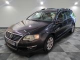 une photo d'une Volkswagen Passat garée dans un garage