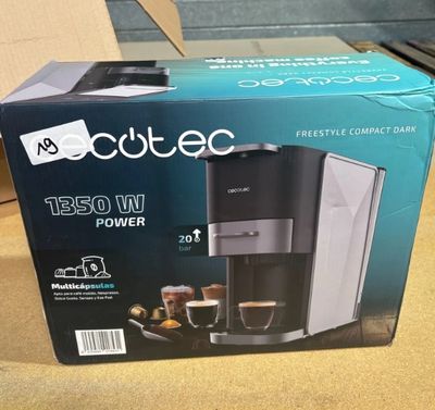 La boîte d'une cafetière est ouverte sur la table.