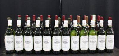 Des bouteilles de vin sont alignées sur une table devant un fond noir