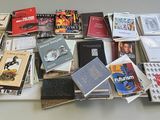 un grand nombre de livres posés sur une table