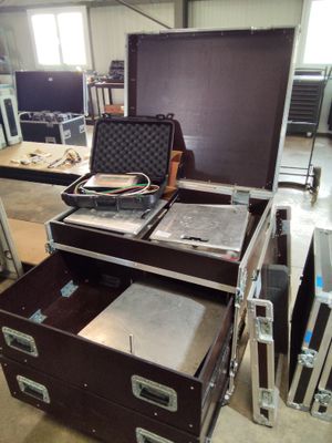 une valise posée sur une table