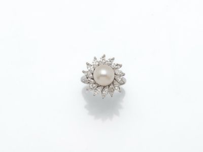une bague en perles et diamants