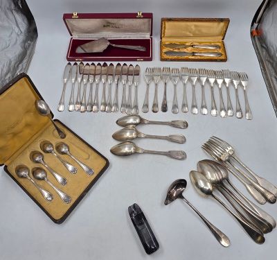 beaucoup d'argenterie sur une table avec un coffret