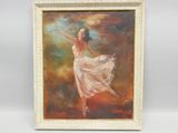 Une peinture à l'huile représentant une femme en robe blanche est accrochée au mur.