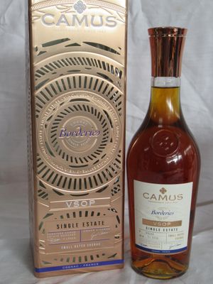une image représentant une bouteille de brandy à côté d'une boîte