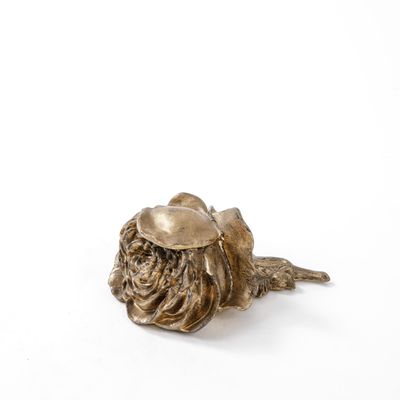 une figurine en bronze représentant un escargot sur fond blanc