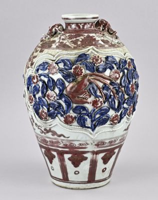 un vase orné d'un motif posé sur une table
