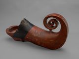 un gros plan d'un objet en bois orné d'un motif en spirale