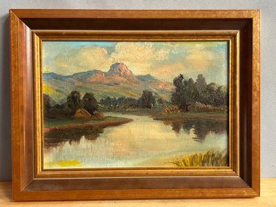 une peinture à l'huile représentant une rivière avec des montagnes en arrière-plan
