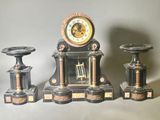 trois types d'horloges différents posés sur une table
