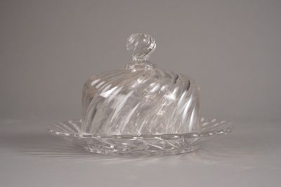 un plat à gâteau en verre muni d'un couvercle en verre