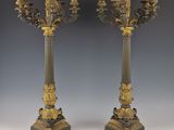 paire de candélabres anciens en laiton avec fleurs et feuilles