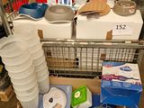 un carton rempli d'assiettes, de tasses, de bols et d'autres objets