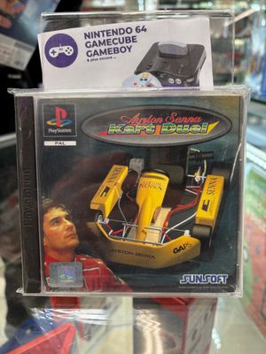 une boîte sur laquelle figure un jeu vidéo, dans un magasin