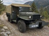 un camion militaire garé sur le bord de la route