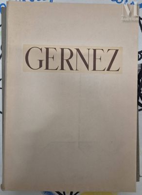 un livre ouvert posé sur une table à côté d'une tasse de café