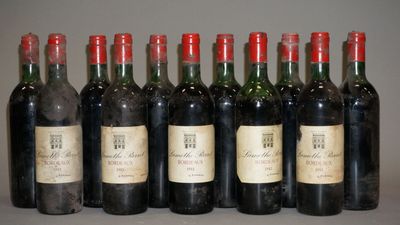six bouteilles de vin sont alignées sur une table
